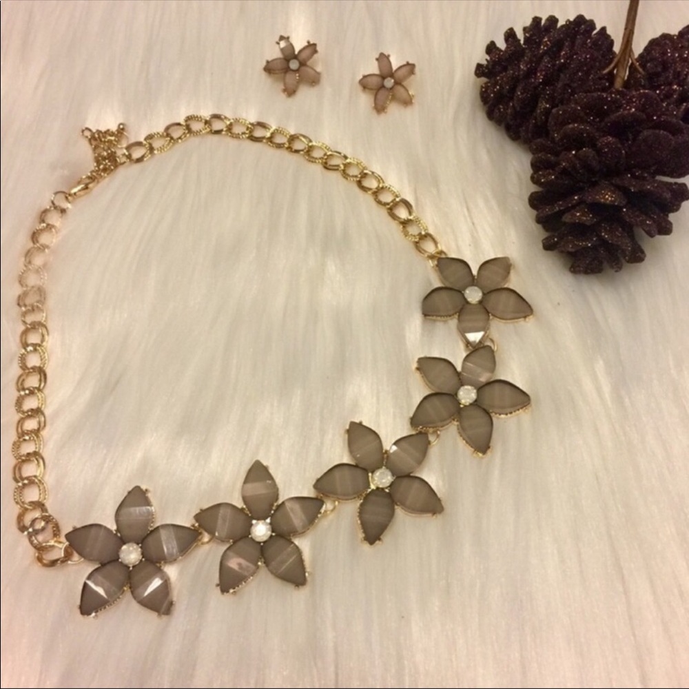 💖 Beige Flower Statement Earrings Necklace Set